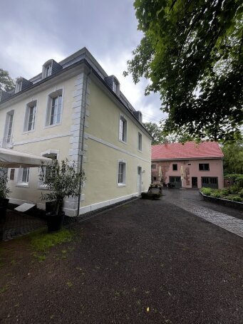 Aussenansicht mit Zufahrt