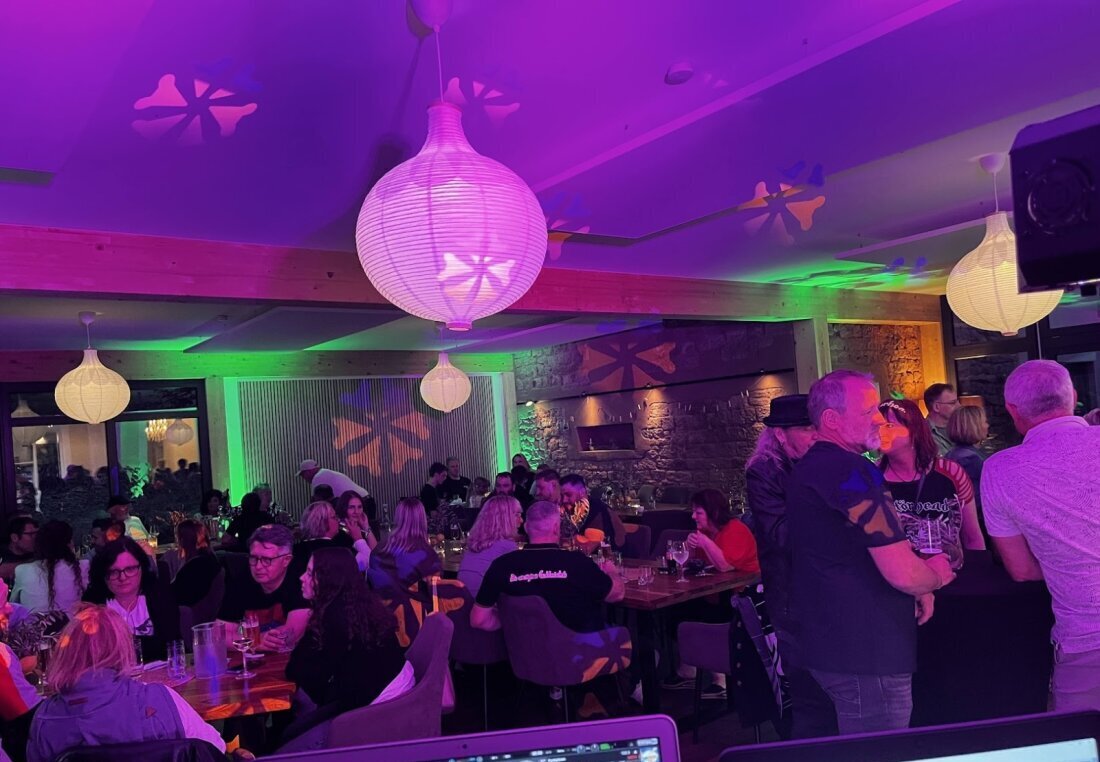 Innenansicht und Beleuchtung mit Hochzeitsdjsaar